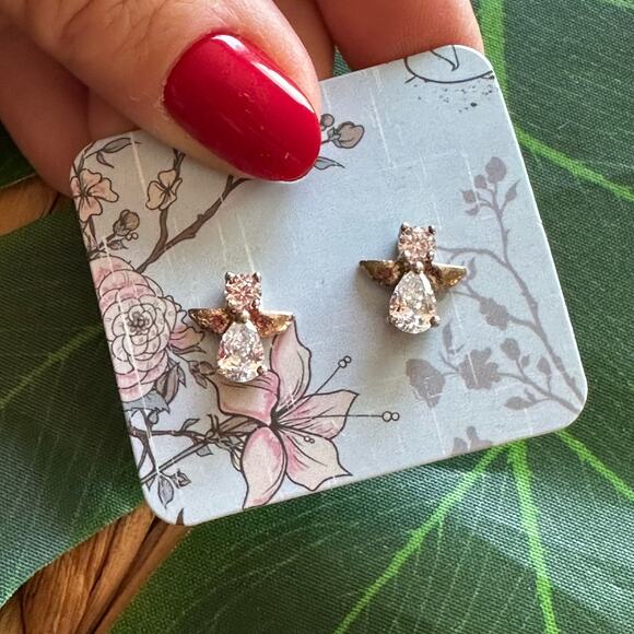 BOGO FREE ANGEL POST PEIRCED EARRINGS CRYSTAL CENTER - Picture 1 of 5